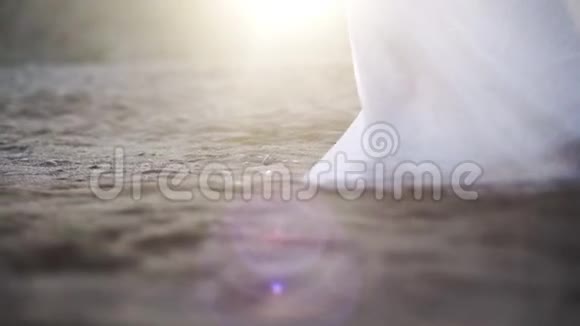 新娘慢慢地走在沙滩上视频的预览图