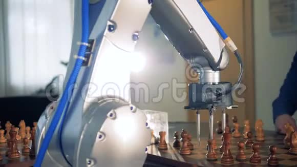 机器人手臂正在和一个人下棋视频的预览图