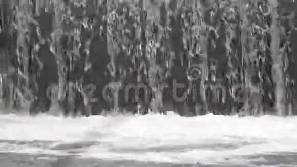 背景来自流动的水视频的预览图