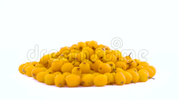 一堆橙黄色普通沙棘浆果水滴在转盘上旋转隔离在白色上视频的预览图