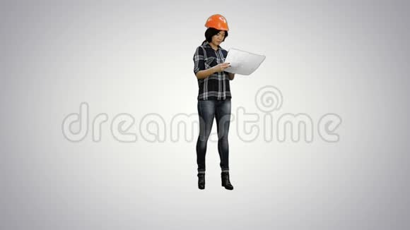 在白色背景下工作的亚洲工程师女士视频的预览图