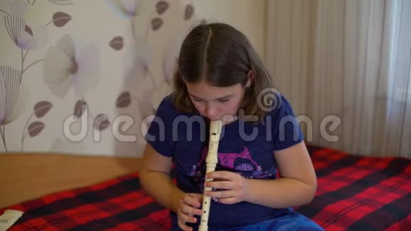 在家练习长笛的女孩视频的预览图