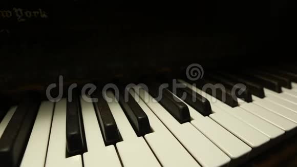 老式大钢琴钥匙多利视频的预览图