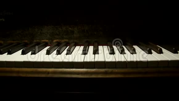 大钢琴钥匙等着演奏视频的预览图