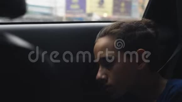 差不多了睡在汽车后座的少年视频的预览图