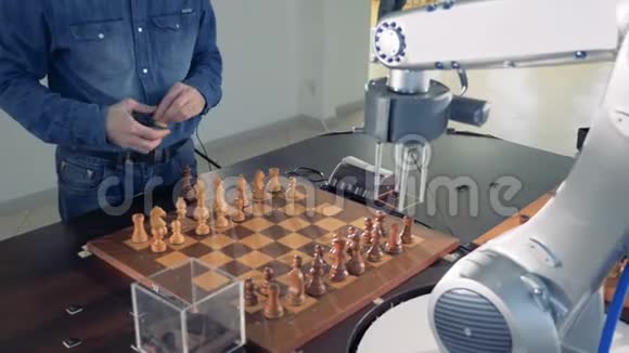 一个人正把棋子放在棋盘上玩电脑视频的预览图