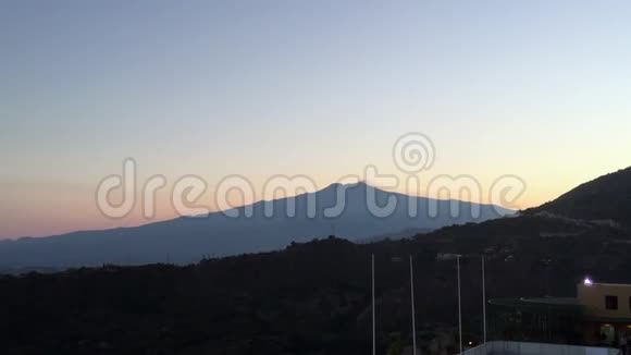 埃特纳火山日落时的海面视频的预览图
