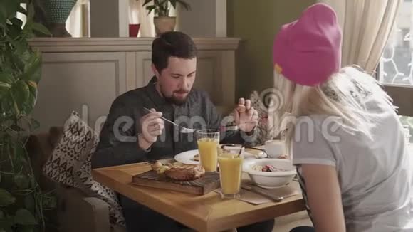 可爱的一对夫妇一起吃早餐视频的预览图