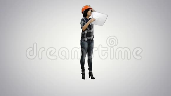 带着蓝图和橙色头盔的亚洲女工程师视频的预览图