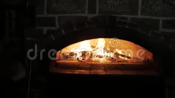 柴火烧石炉快餐是用木头烤的视频的预览图