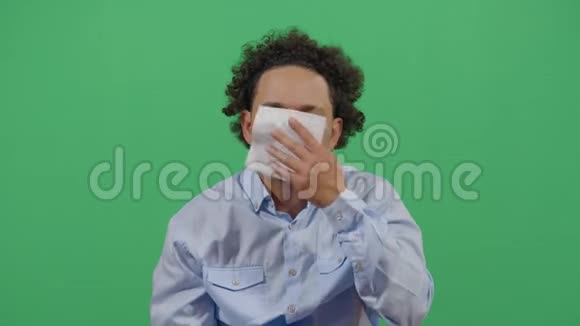 成年男子用纸吹鼻子视频的预览图