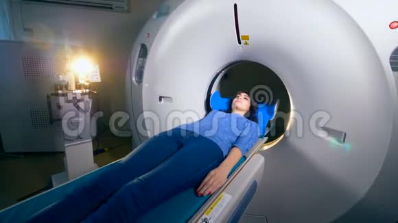 一位女性病人在CT机上完成扫描视频的预览图