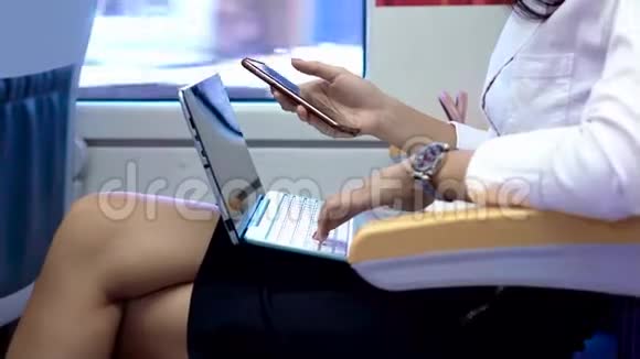 火车上有笔记本电脑和手机的无名女子视频的预览图
