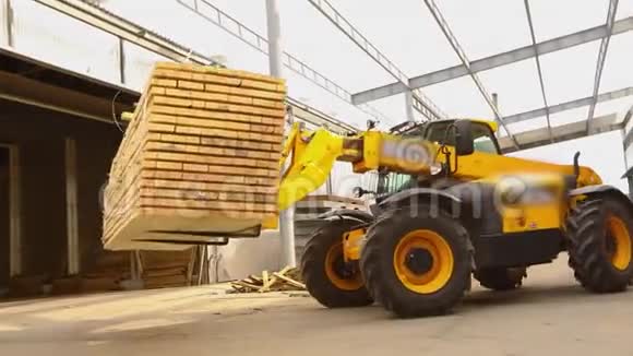叉车在工厂叉车在工厂运输板木工厂的机械设备视频的预览图
