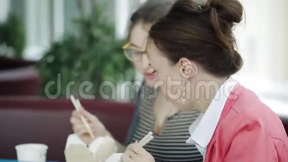 两个女人在办公室里集思广益吃面筷子视频的预览图