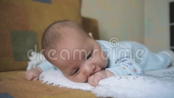刚出生的饿婴儿吃自己的手视频的预览图