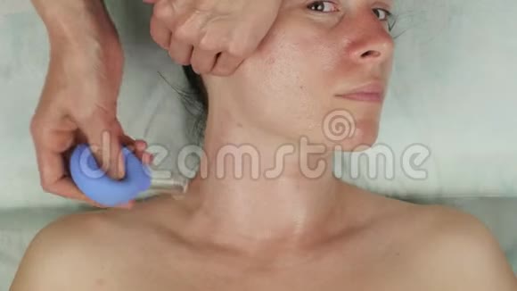 美容师用真空银行做抗衰老颈部按摩皮肤再生真空面部按摩视频的预览图