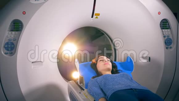 一个闭着眼睛的女人准备做CT扫描视频的预览图
