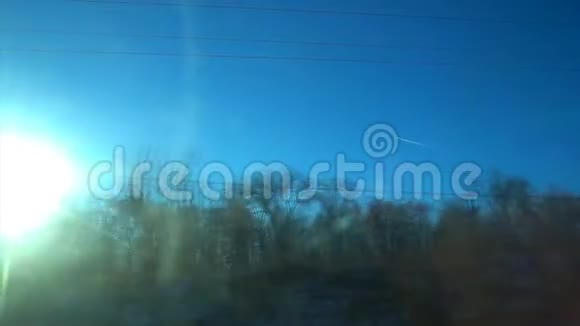 在明亮的冬日阳光的背景下在天空中降落从火车上观看视频的预览图