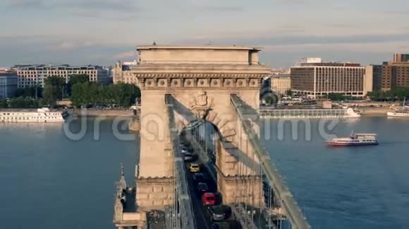 布达佩斯多瑙河上的链桥视频的预览图
