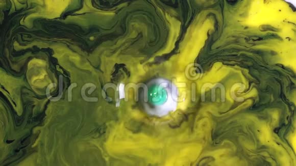 美丽的反应肥皂液滴添加到黄色和绿色油墨的乳白色物质五颜六色的液体背景视频的预览图