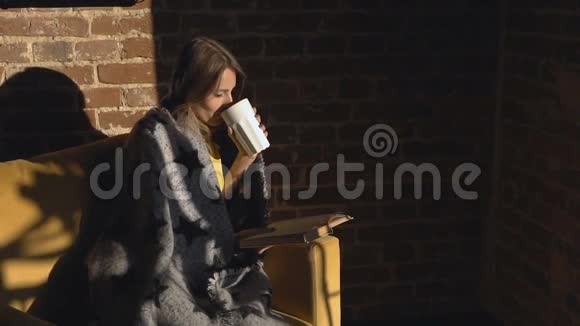 女孩边喝茶边看书视频的预览图