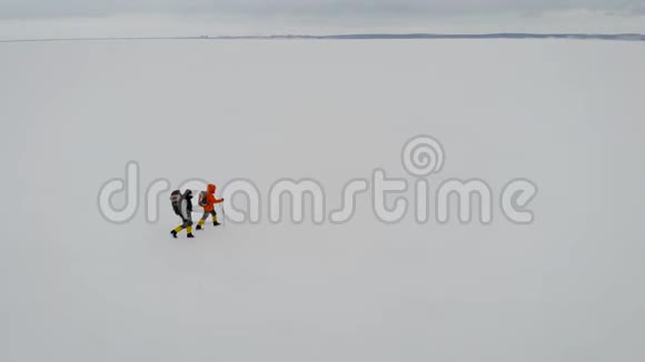 两名徒步旅行者在未触及的雪景中漫步的鸟瞰图旅行旅行旅行旅行旅行旅行风景视频的预览图