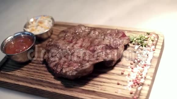 炸肉放在木盘上行动由专业厨师和厨师烹制的多汁牛排视频的预览图