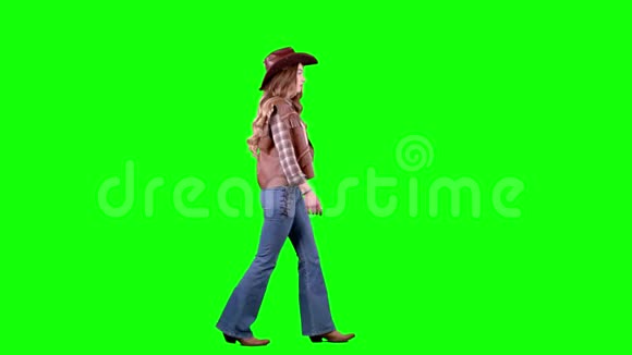 女孩穿着牛仔的衣服走在街上绿色屏幕侧视图视频的预览图