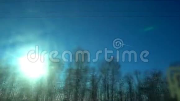 在明亮的冬日阳光的背景下在天空中降落从火车上观看视频的预览图