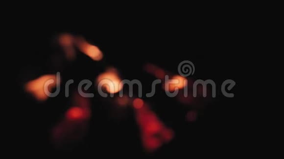 晚上篝火在离焦中燃烧科斯塔的火已经失控了视频的预览图