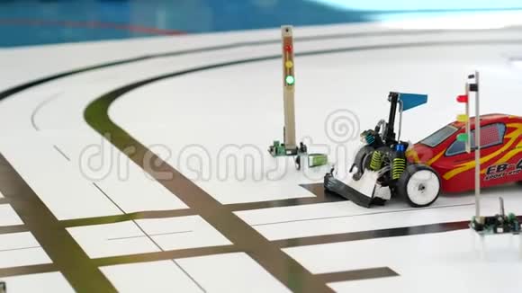十字路口的机器人汽车模型视频的预览图