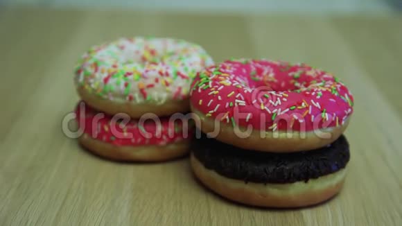 甜甜圈互相叠放在一起视频的预览图