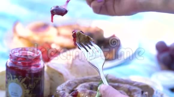 在大自然中野餐酱汁撒在一块炸香肠上近距离射击视频的预览图