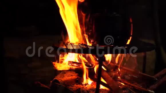 夜晚乡村的火和水壶视频的预览图