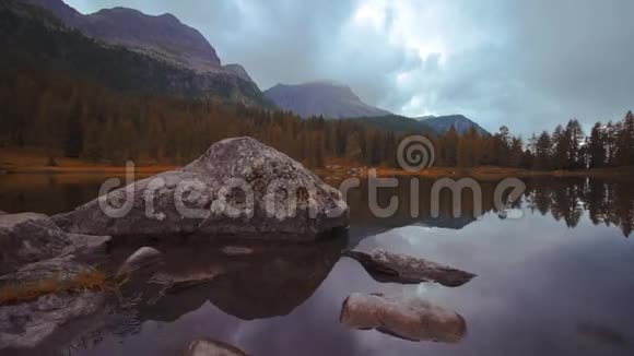 意大利阿尔卑斯山中部的圣佩莱格里诺湖视频的预览图