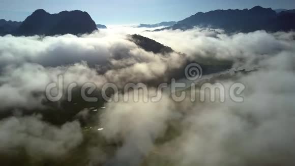 空中的河流在群山之间的雾霭中闪耀视频的预览图