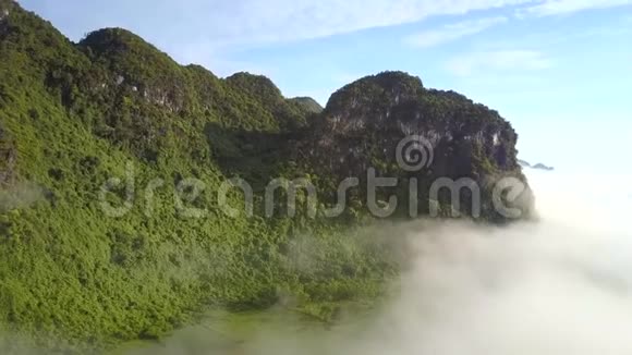 早晨的阳光照亮了雾中突出的群山视频的预览图