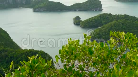 鸟眼全景从昂松国家海洋公园俯瞰群岛的海洋全景靠近旅游的萨米乐园视频的预览图