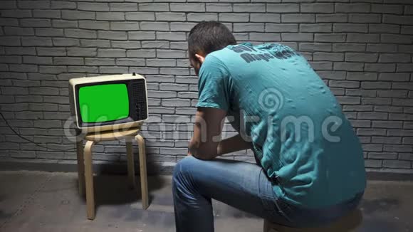 男人看复古电视的视频视频的预览图