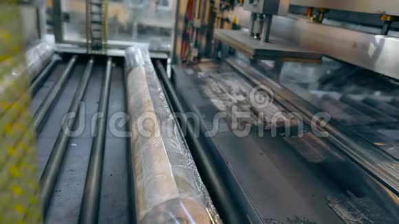 在工厂包装产品用玻璃纸包装壁纸现代输送机视频的预览图