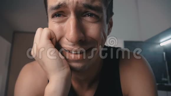 一幅年轻人在家哭得热泪盈眶的画像视频的预览图