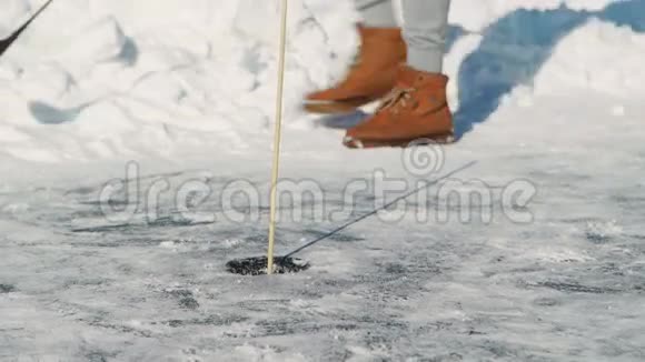 冬天人们在冰冻的河流上打高尔夫球视频的预览图