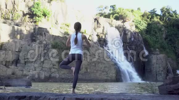 瑜伽练习越南达拉特瀑布附近做树姿的女人视频的预览图
