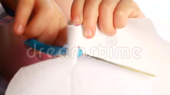 小女孩用剪刀灵巧地控制着视频的预览图