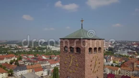 阳光明媚的一天在一个现代化的德国城市历史悠久的旧钟楼与城市4k视频的预览图