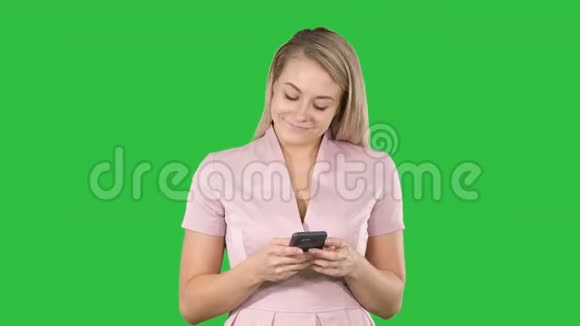 年轻女性手机成瘾在线交友应用交流新技术视频的预览图