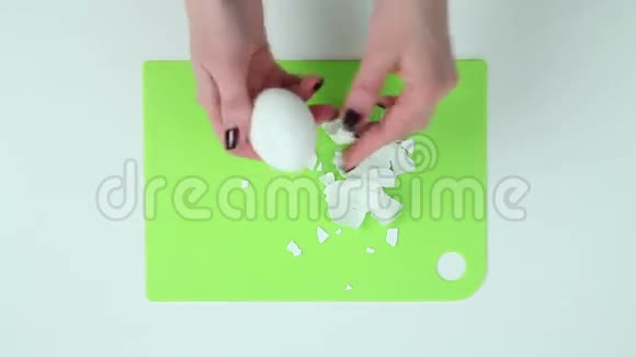 从壳里取出透明的鸡蛋视频的预览图