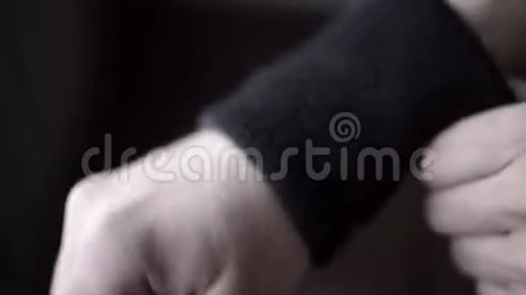 运动员戴黑色腕带行动运动员特写镜头调整手上的腕带以免在比赛中伤腕视频的预览图