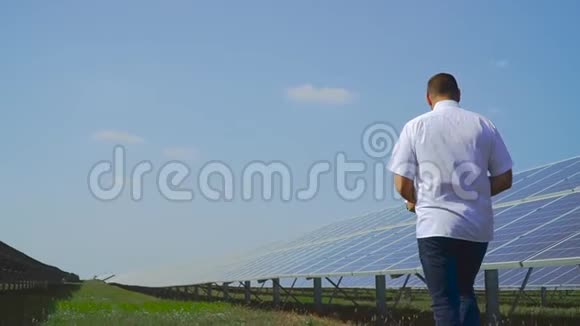人沿着太阳能电池板行走视频的预览图